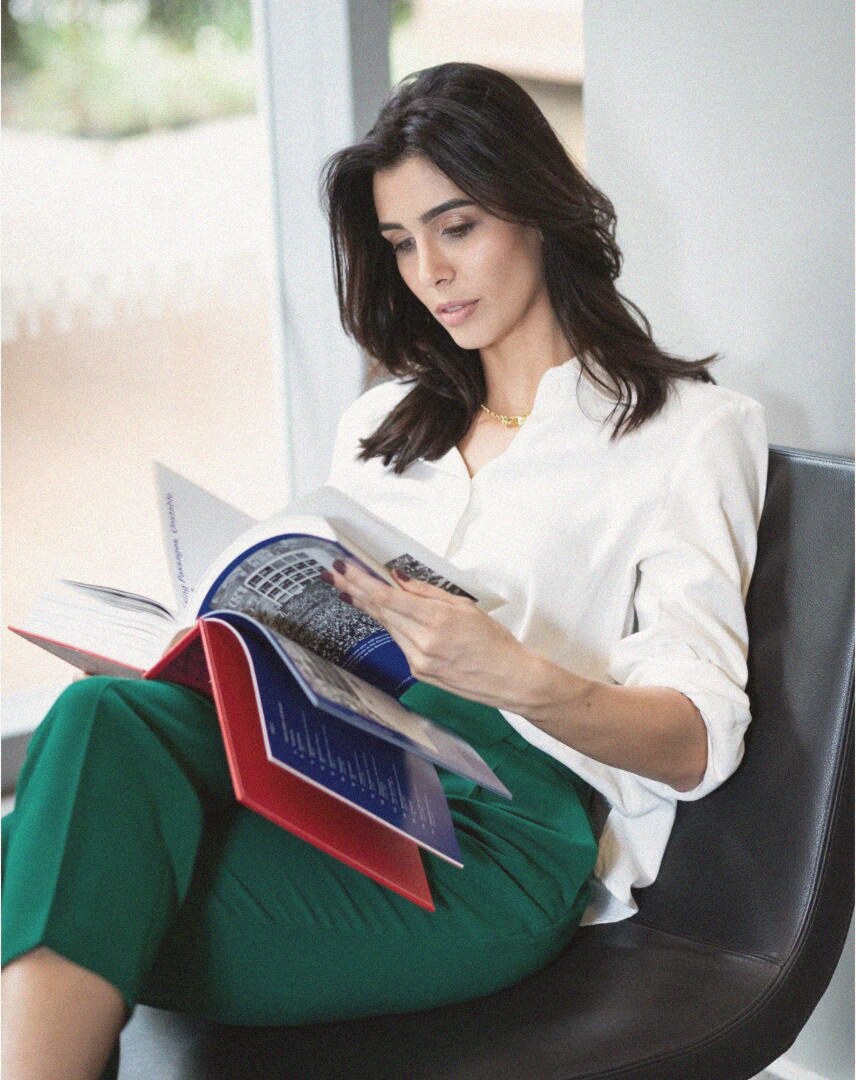 Carolina Nader lendo uma revista de arquitetura, retrato em filme analógico