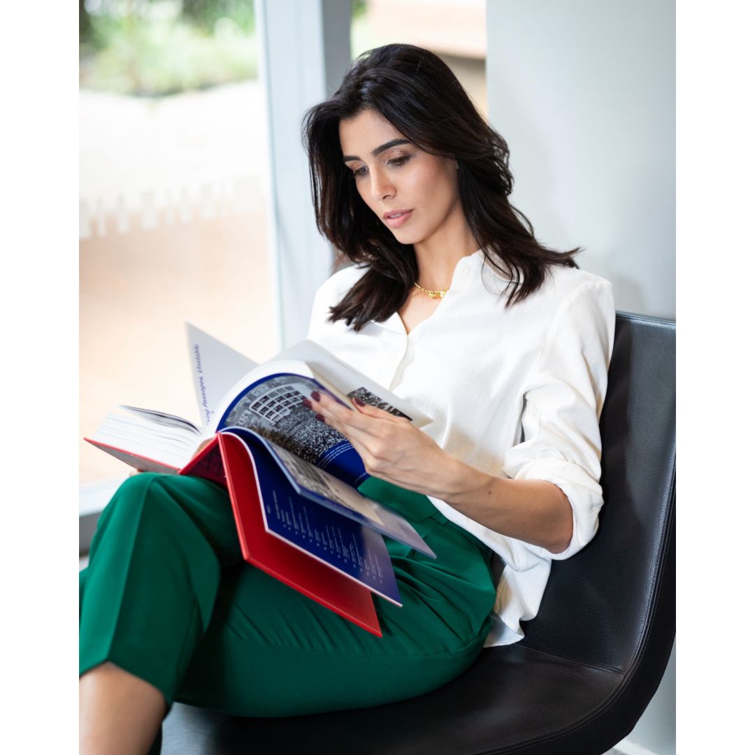 Carolina Nader, arquiteta e curadora do Trip Off Duty, folheando livros de arquitetura