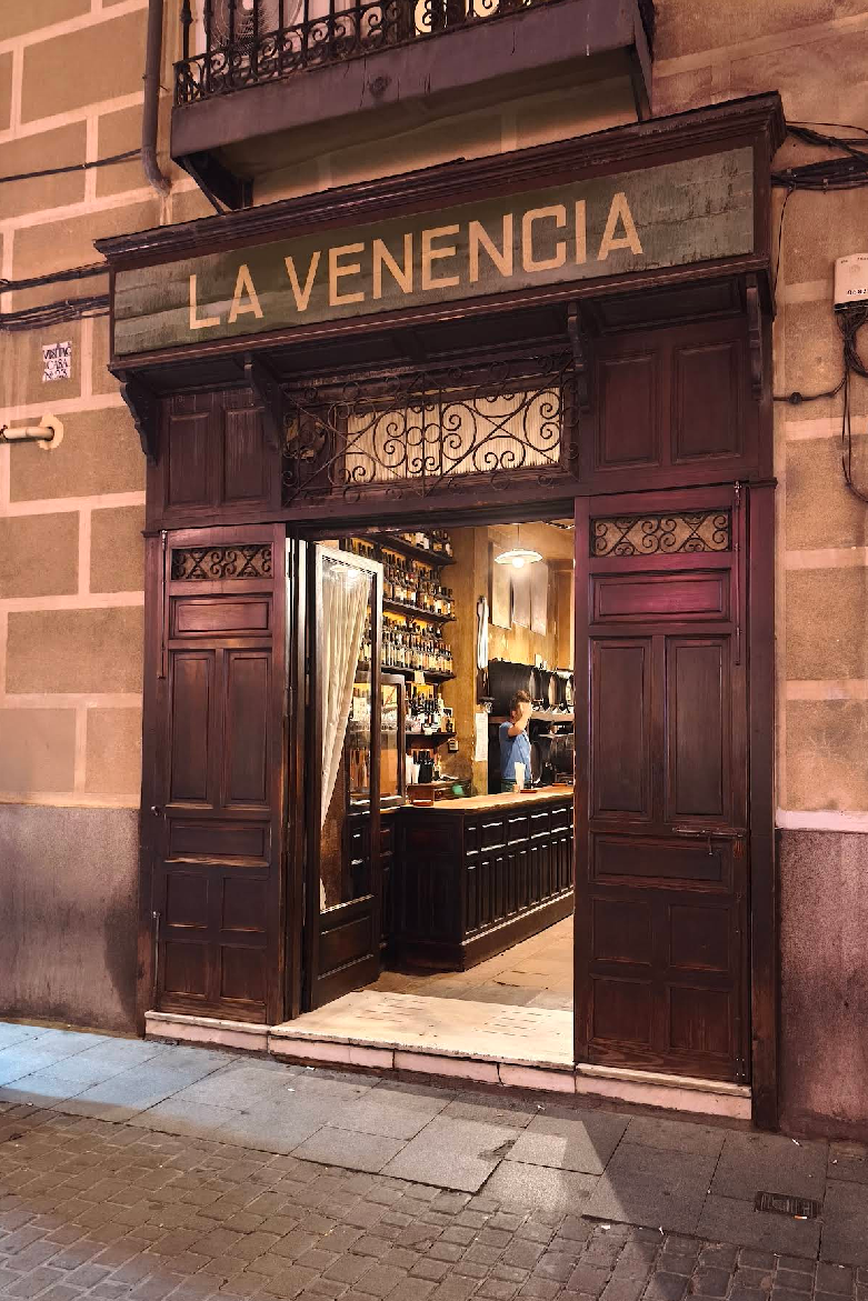 La Venencia — a fachada de madeira à noite