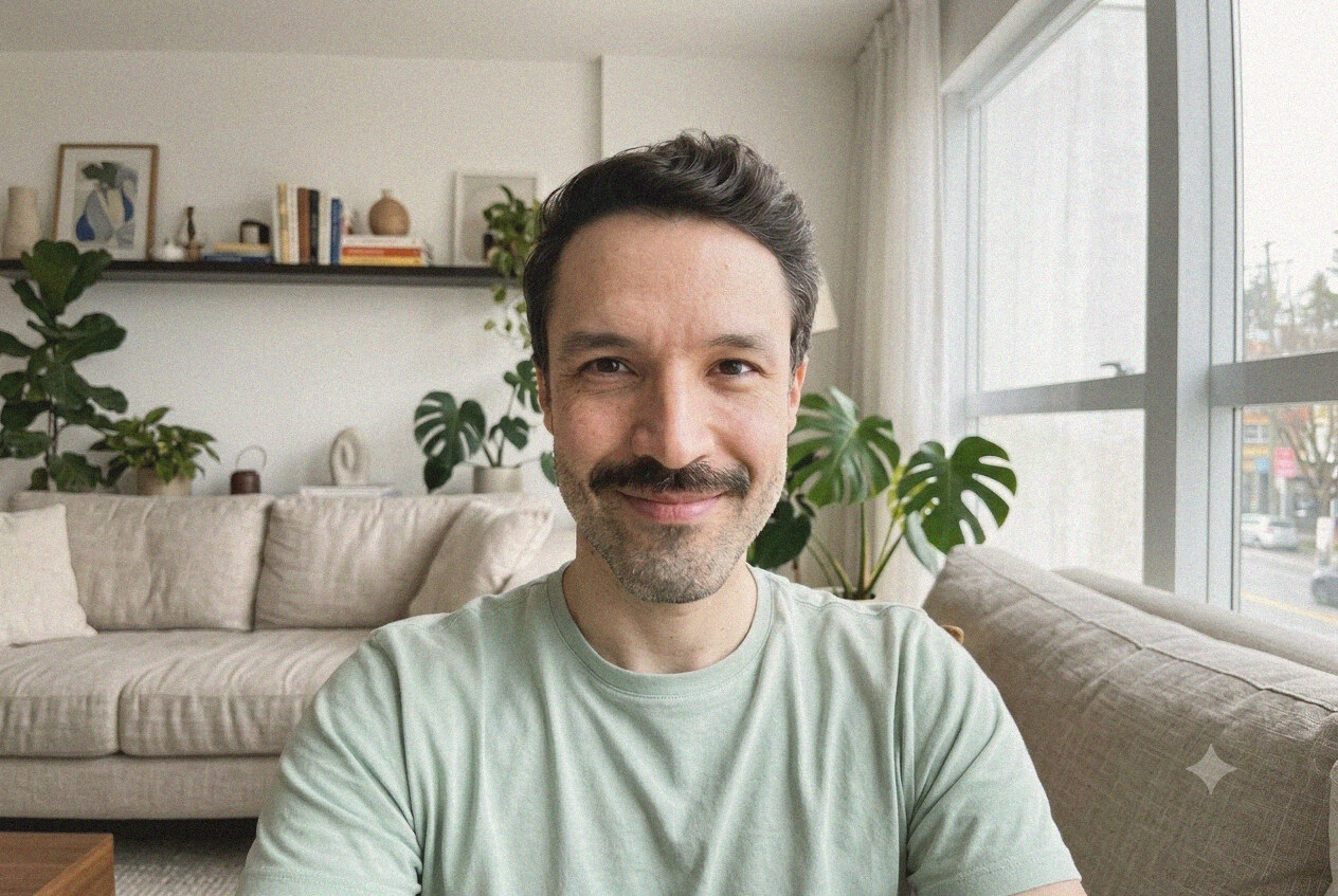 Raphael Barros sorrindo na sala de casa, retrato em filme analógico
