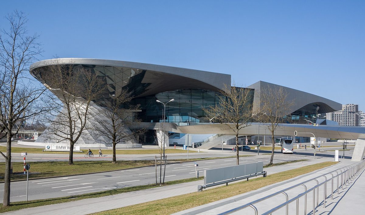 BMW Welt + a torre dos quatro cilindros