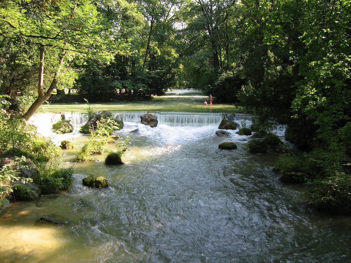 Eisbachwelle — surfistas