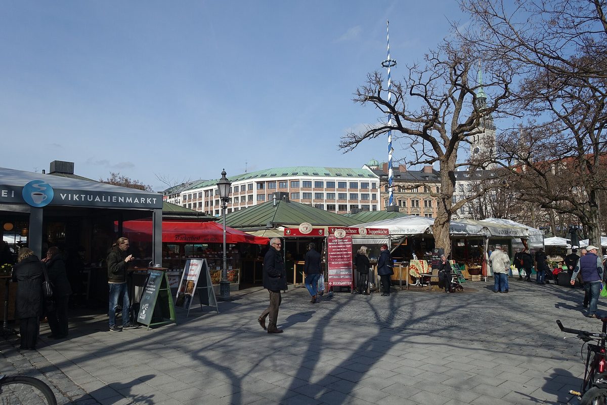 Viktualienmarkt — beer garden no mercado