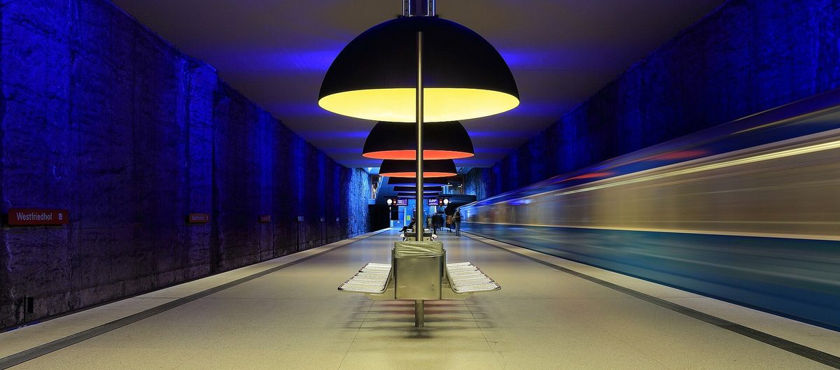 Estação Westfriedhof — as cúpulas de luz de Ingo Maurer