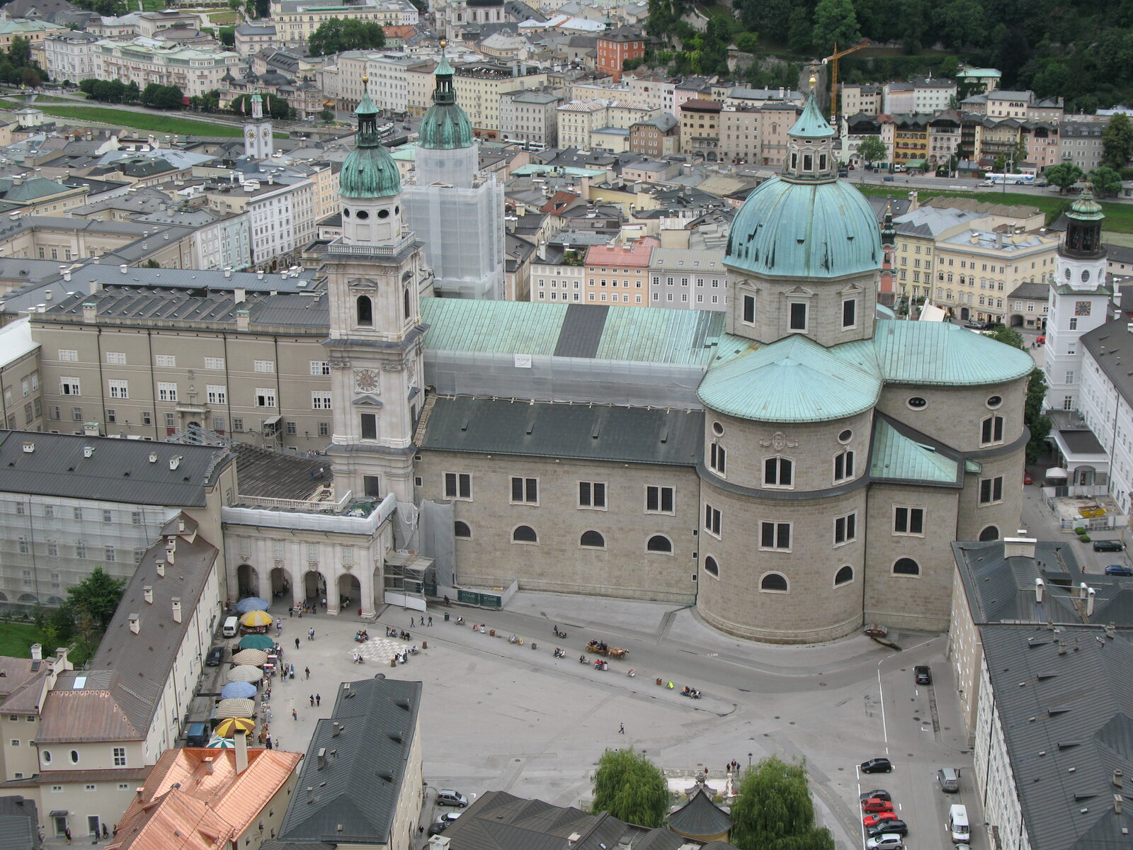 Kapitelplatz · esfera dourada Sphaera