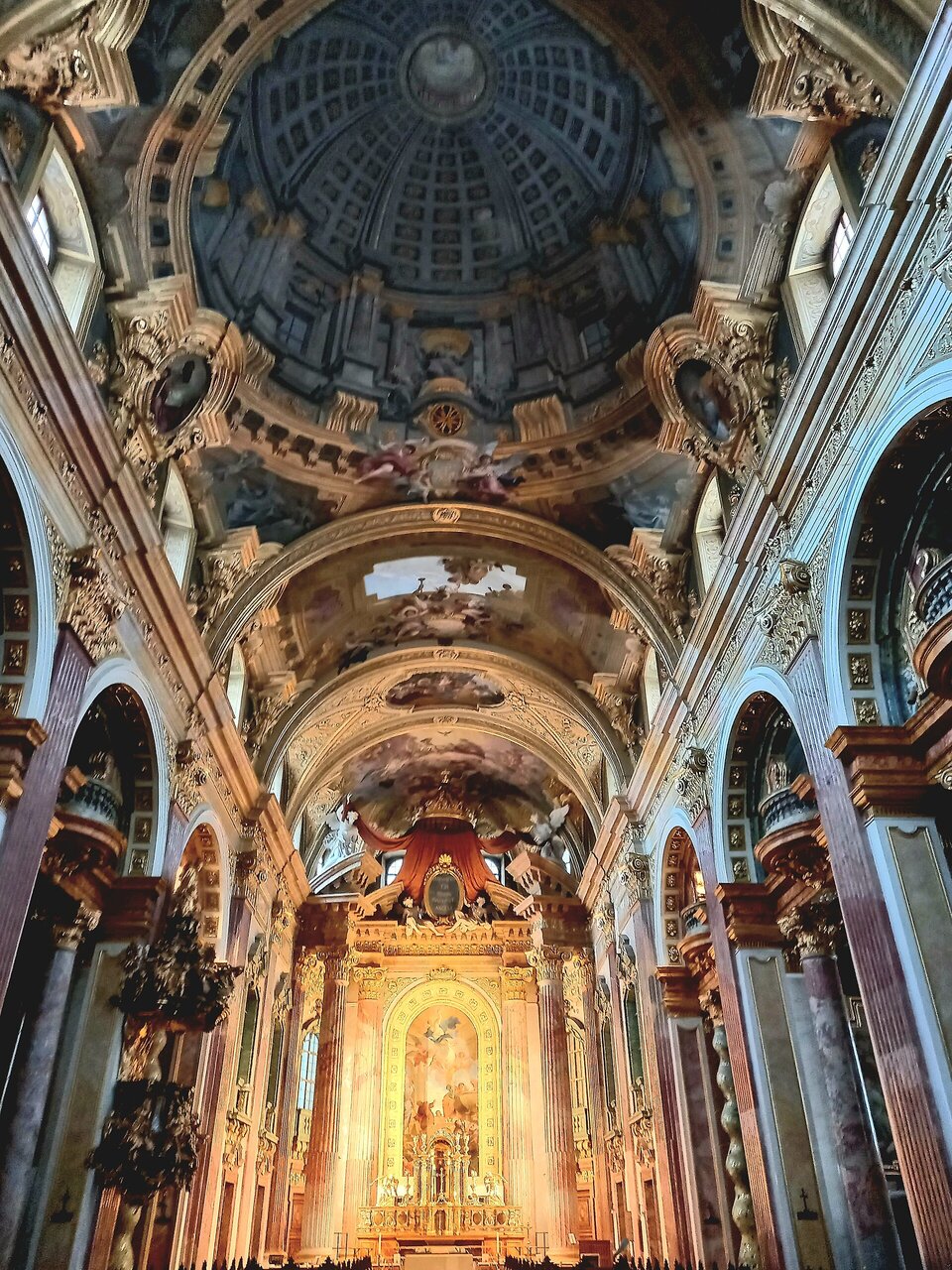 Interior barroco da Jesuitenkirche de Viena