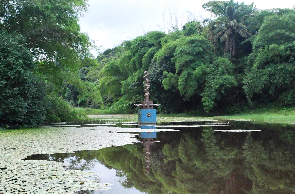 O lago e o jardim da Oficina Brennand