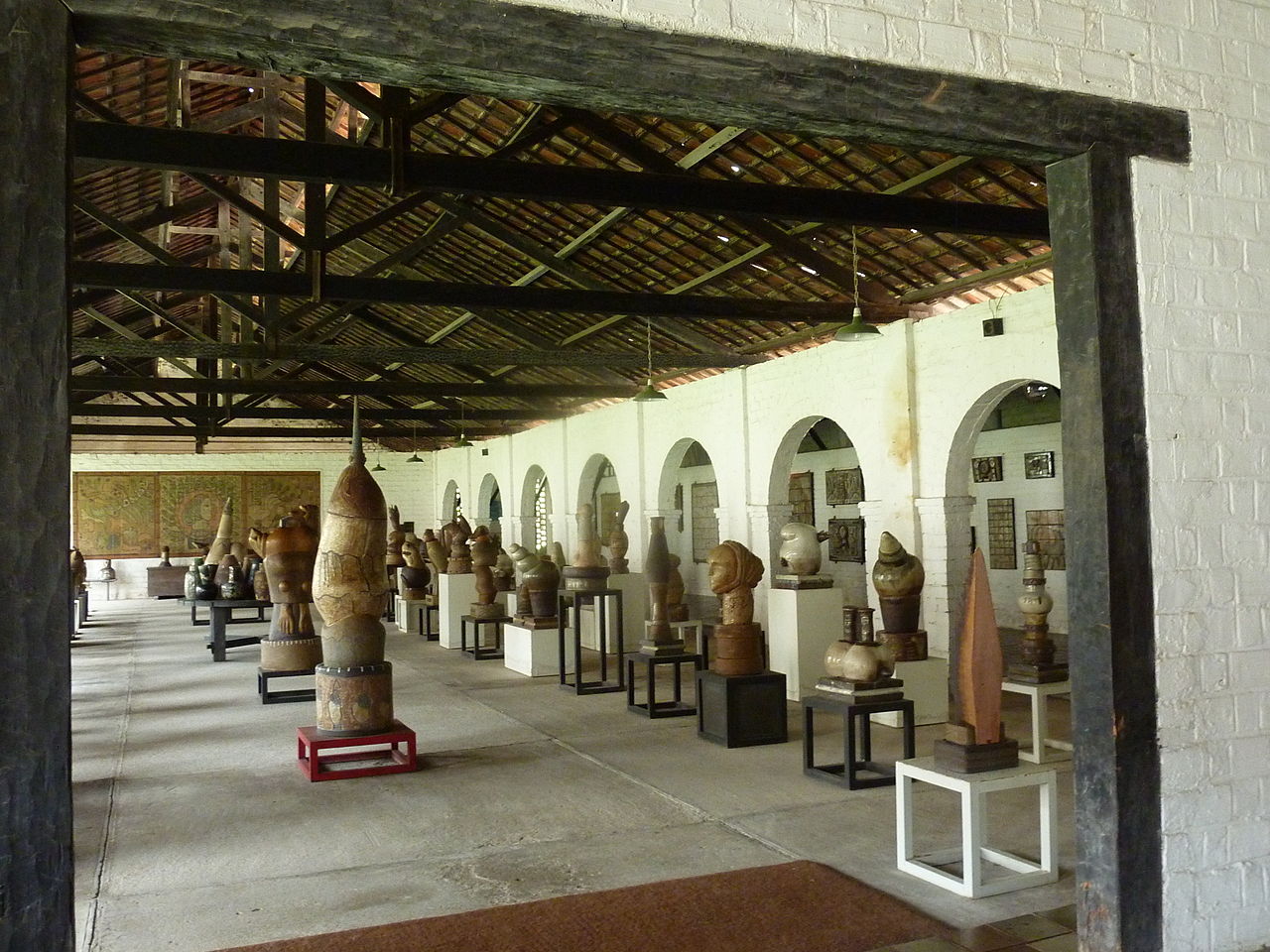 Salão de esculturas no interior da Oficina Brennand