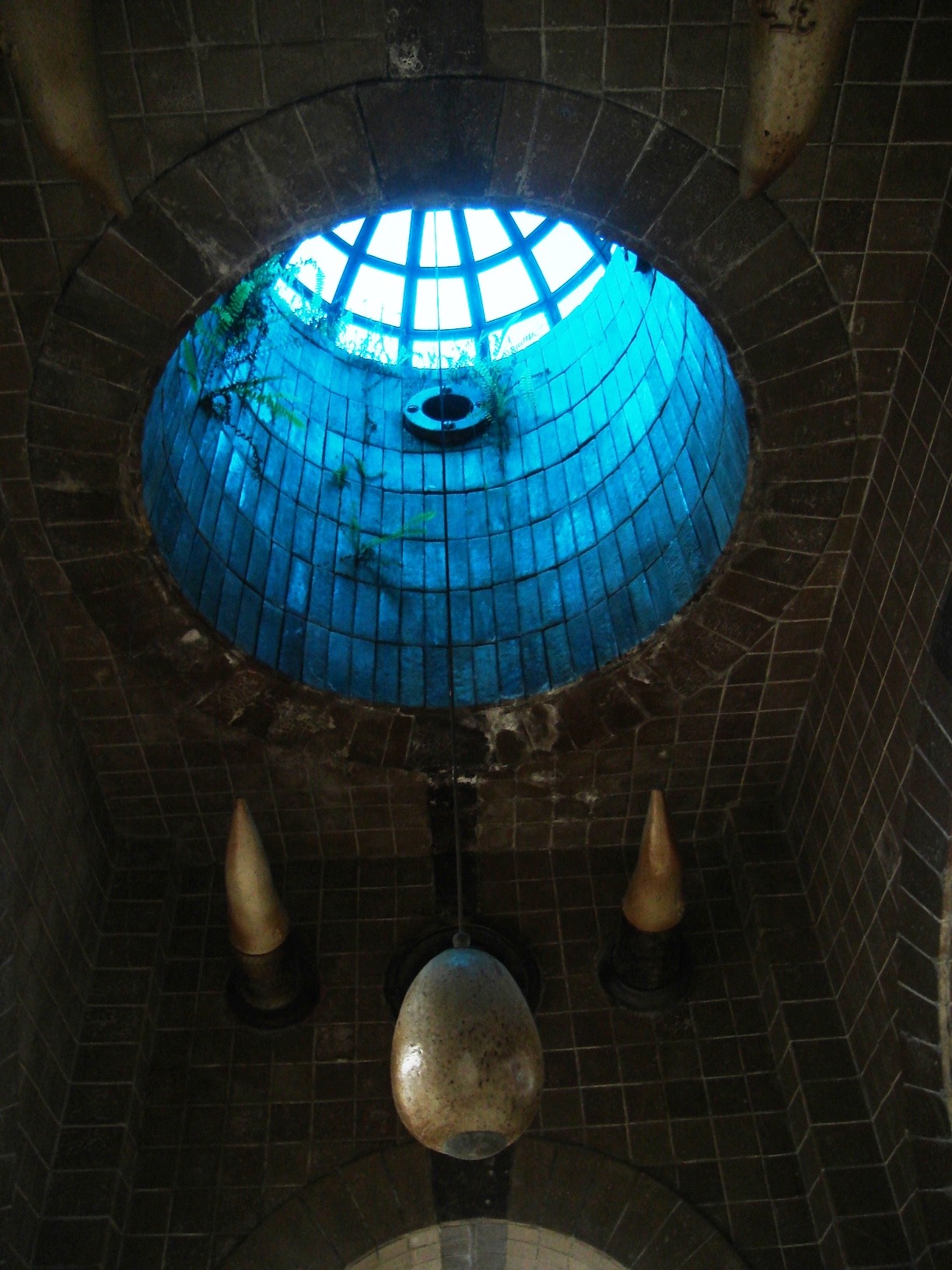 Escultura Ovo Primordial, de Francisco Brennand