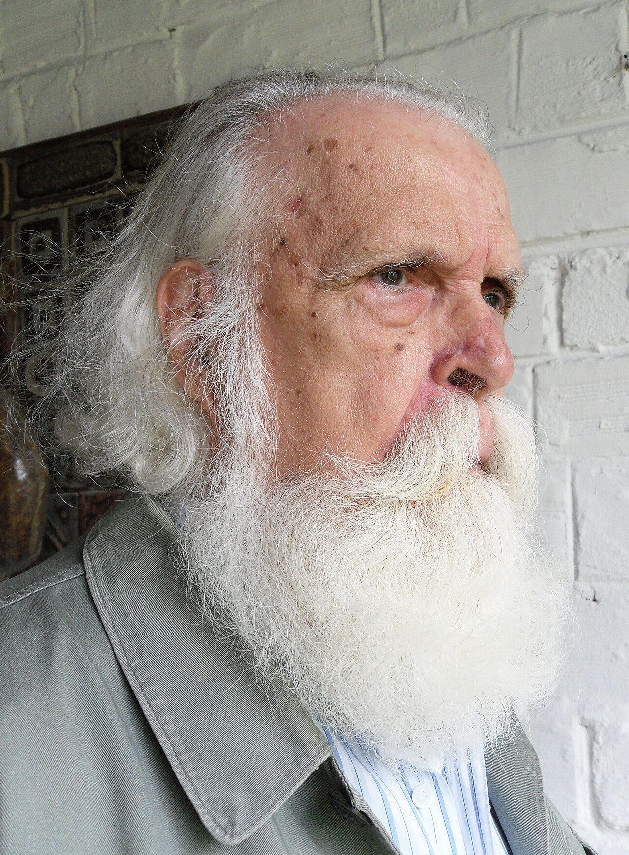 Francisco Brennand aos 89 anos, de barba longa, na Oficina