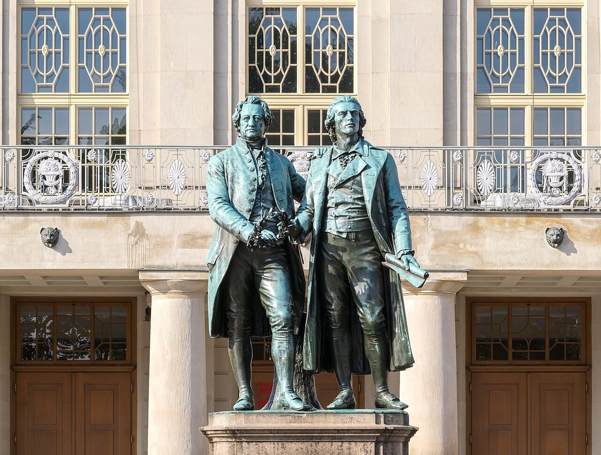 Em Weimar, Goethe e Schiller dividem o mesmo pedestal