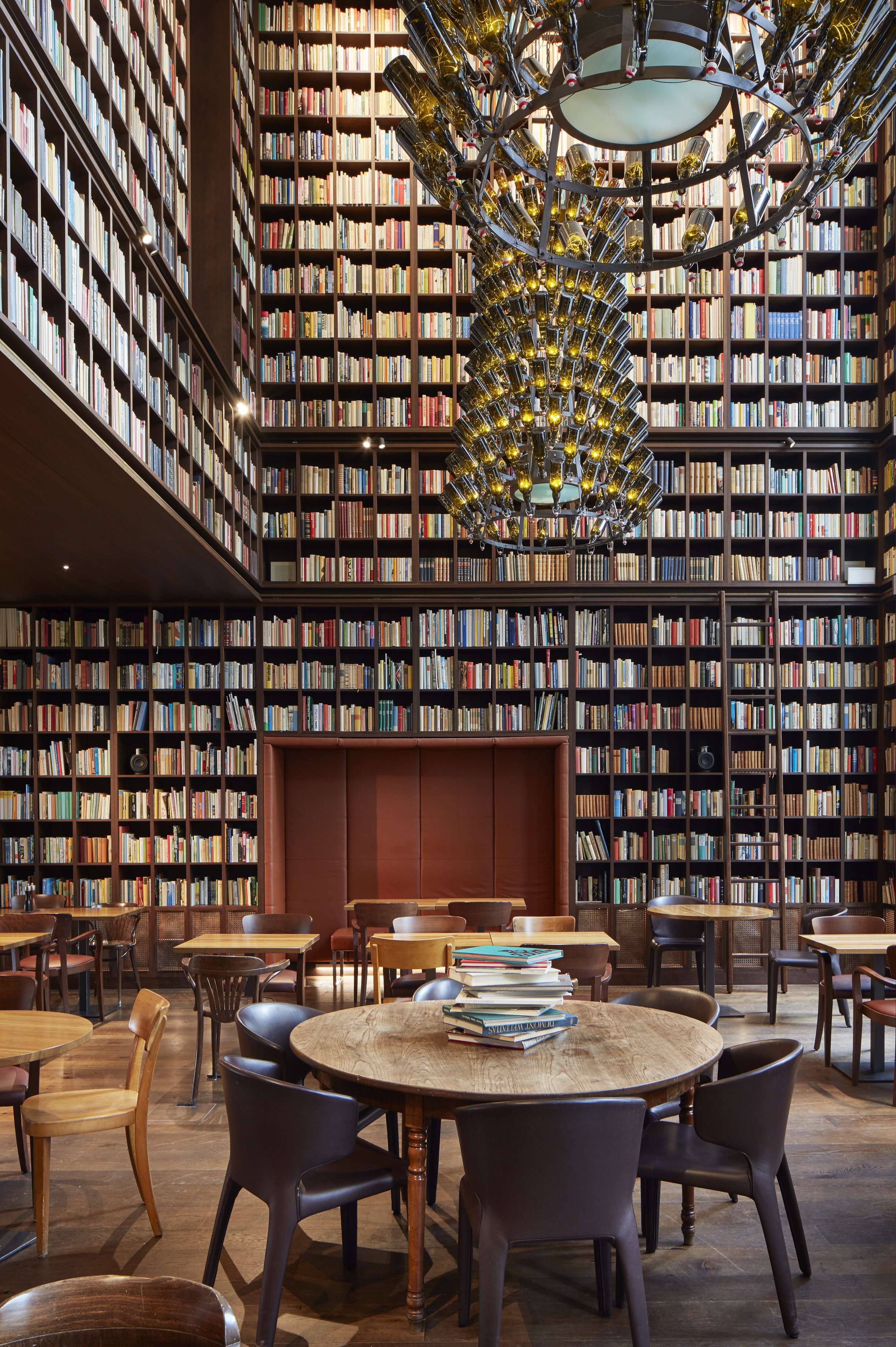 Biblioteca de 11 m do Hotel B2, Zürich