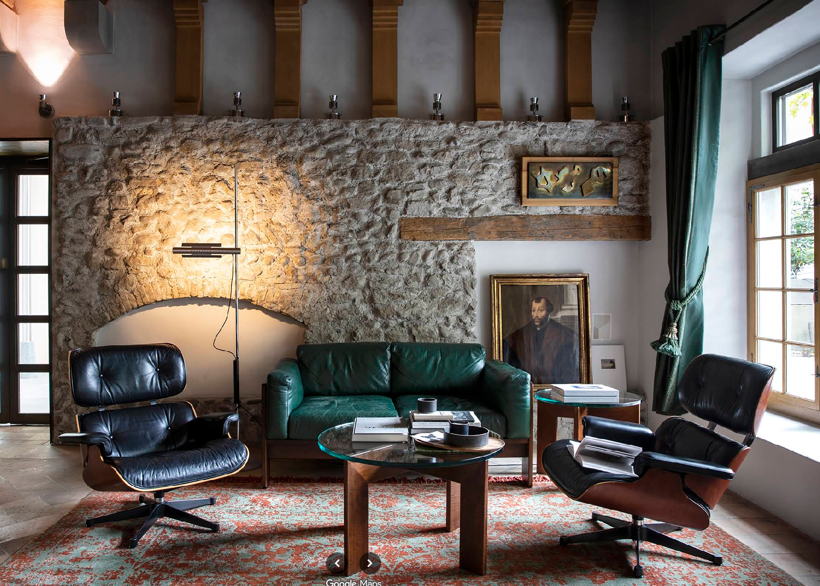 Suíte do Widder Hotel com parede de pedra e poltronas Eames, Zürich