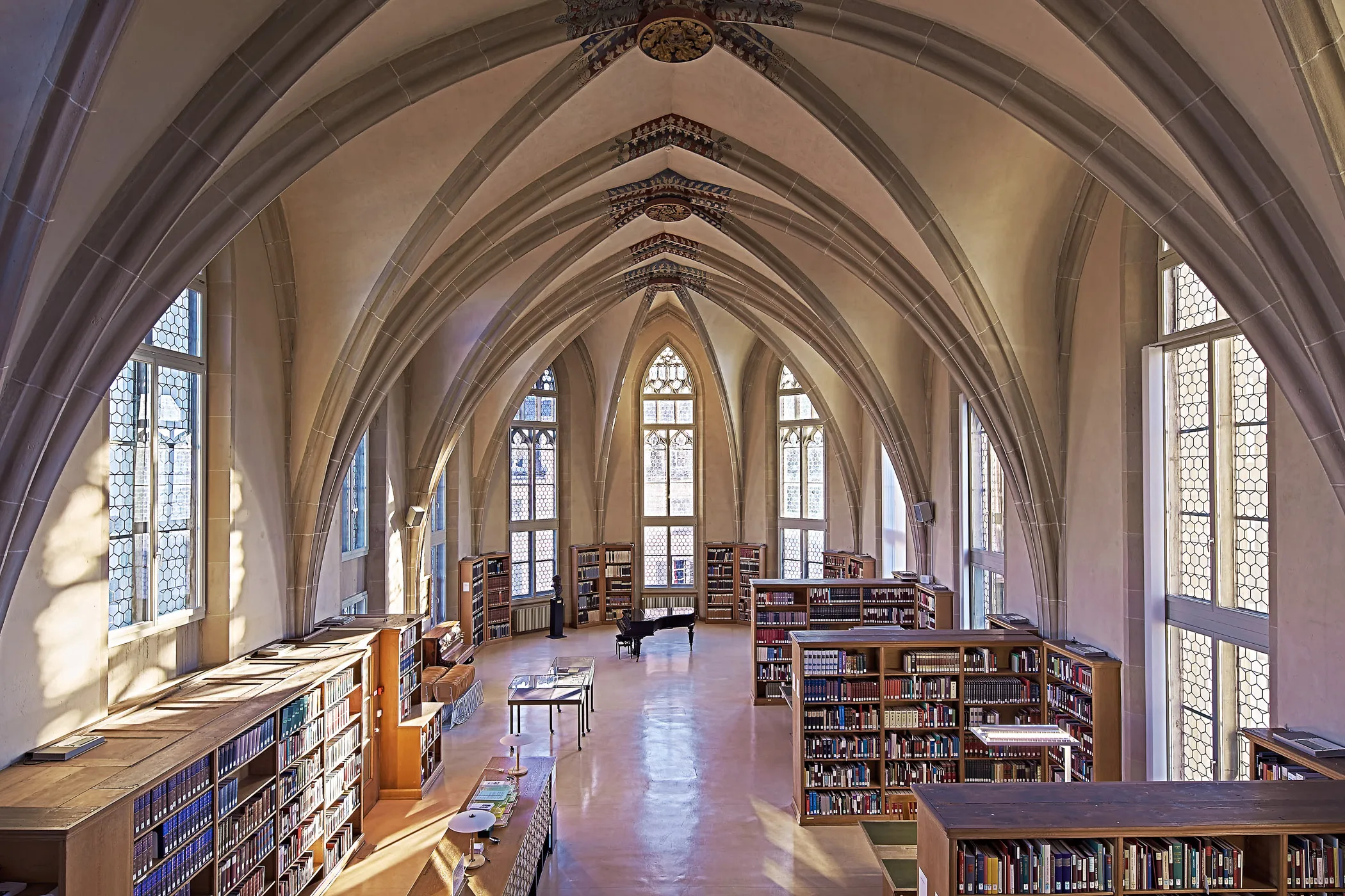 Sala de leitura da Zentralbibliothek Zürich no antigo coro da Predigerkirche